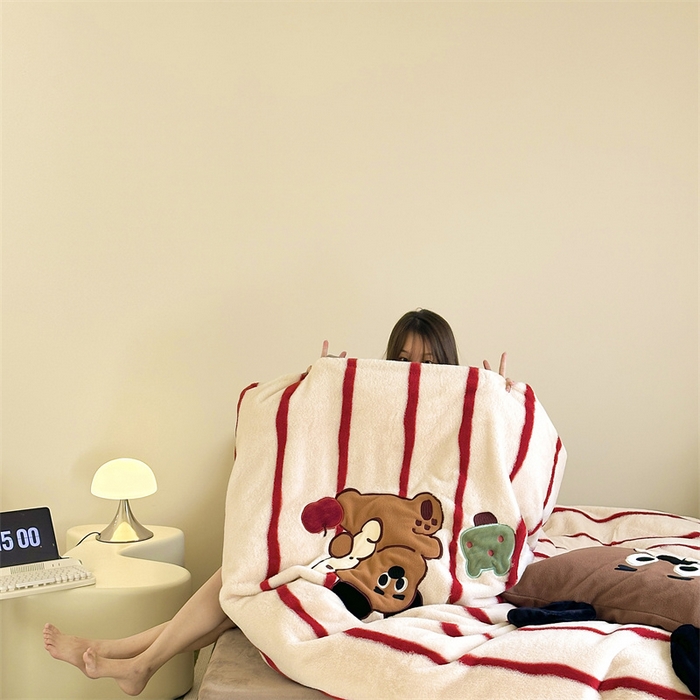 91家纺网 家纺一手货源 找家纺 爱丽丝 2024新款兔兔绒贴布绣牛奶绒四件套 面包熊