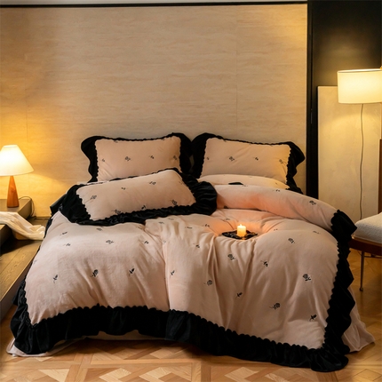91家纺网 家纺一手货源 找家纺 爱丽丝 2024新款玫瑰刺绣牛奶绒四件套 玫瑰-黑