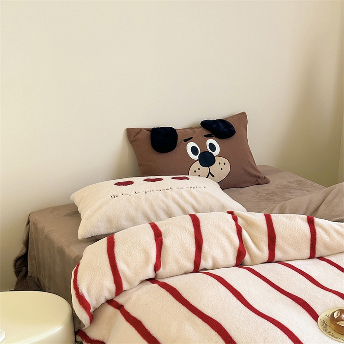 91家纺网 家纺一手货源 找家纺 爱丽丝 2024新款兔兔绒贴布绣牛奶绒四件套 面包熊