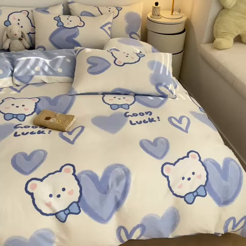 91家纺网 家纺一手货源 找家纺 吉象家纺 2024新款全棉印花卡通四件套系列 兰心小熊