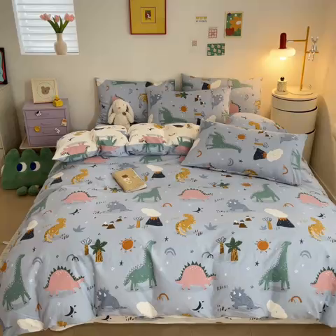 91家纺网 家纺一手货源 找家纺 吉象家纺 2024新款全棉印花卡通四件套系列 恐龙乐园