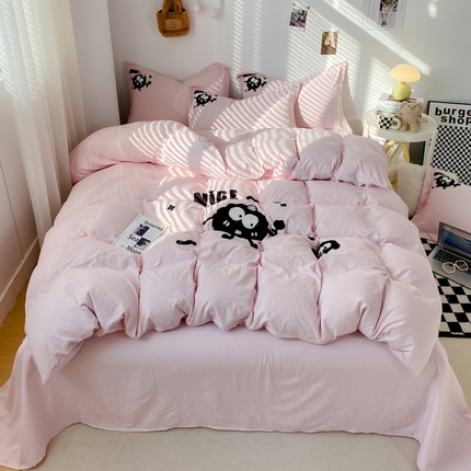 91家纺网 家纺一手货源 找家纺 芷凡家纺 2024新款云朵棉毛巾绣四件套-小怪兽 小怪兽-芝夏粉