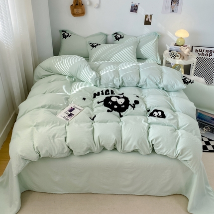 91家纺网 家纺一手货源 找家纺 芷凡家纺 2024新款云朵棉毛巾绣四件套-小怪兽 小怪兽-藻绿