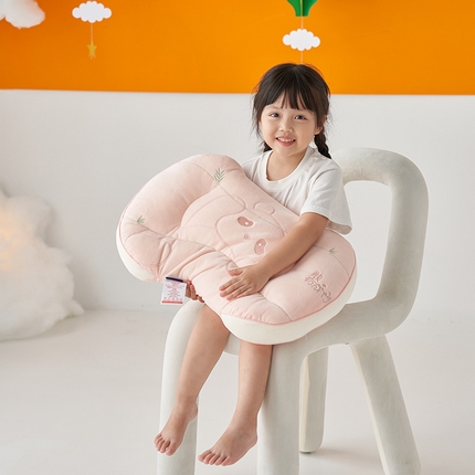 91家纺网 家纺一手货源 找家纺 （总）云熙枕业 2024新款婴幼儿A类婴肤绒可水洗护颈枕枕头枕芯---憨睡熊
