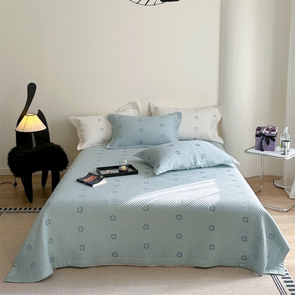 91家纺网 家纺一手货源 找家纺 诗黛尔 2024新款全棉四叶草系列斜纹多功能床盖 天蓝