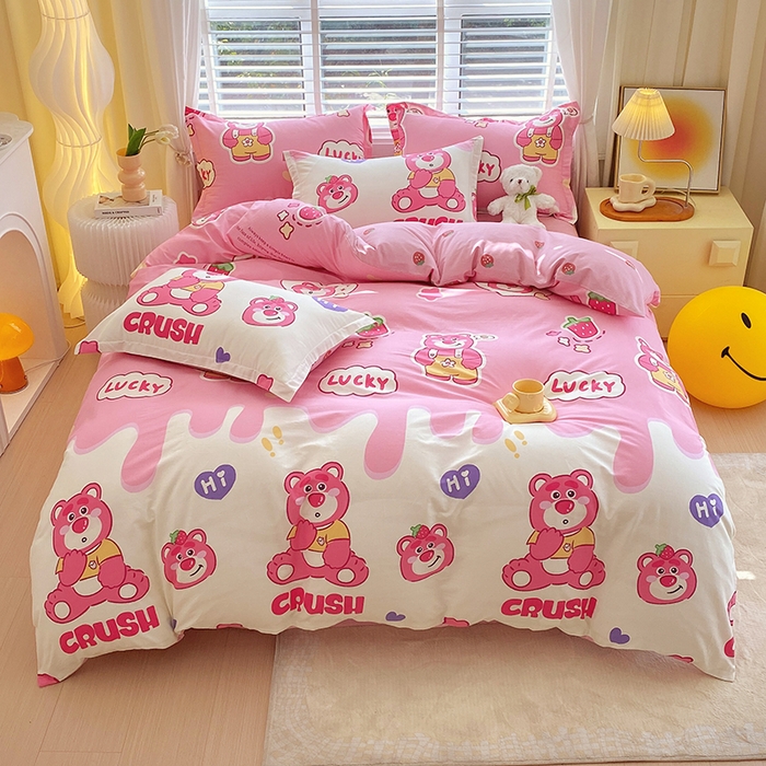 91家纺网 家纺一手货源 找家纺 拾物记 2024新款A类喷气全棉12868卡通印花四件套 草莓熊宝0