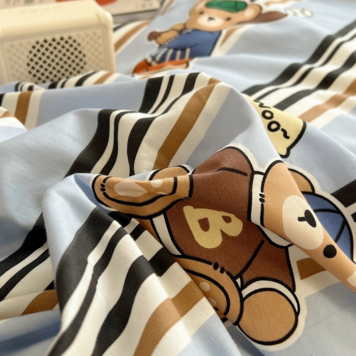 91家纺网 家纺一手货源 找家纺 六巷胡同 2024新款ins元气卡通风40支全棉13372面料四件套 棒球抱抱熊