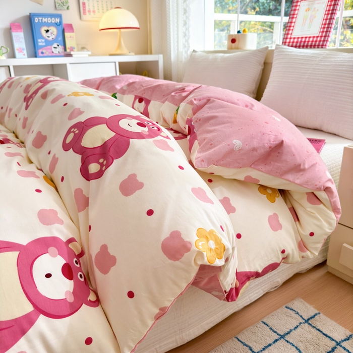 91家纺网 家纺一手货源 找家纺 清雅福 2024新款全棉13372小清新活性印花单被套 开心草莓熊