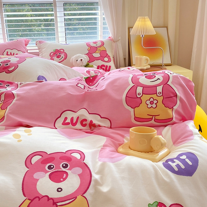 91家纺网 家纺一手货源 找家纺 拾物记 2024新款A类喷气全棉12868卡通印花四件套 草莓熊宝0