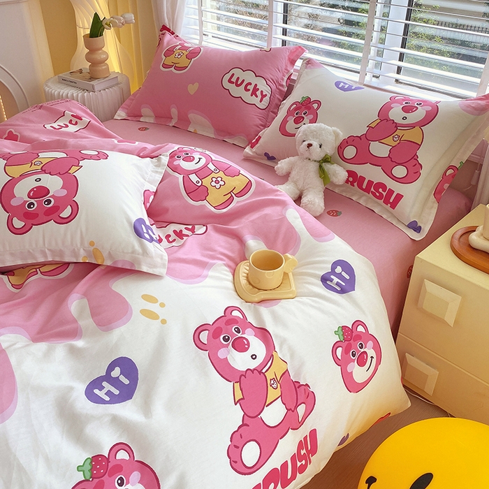 91家纺网 家纺一手货源 找家纺 拾物记 2024新款A类喷气全棉12868卡通印花四件套 草莓熊宝0