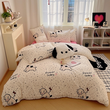 91家纺网 家纺一手货源 找家纺 六巷胡同 2024新款ins元气卡通风40支全棉13372面料四件套 波点害羞犬