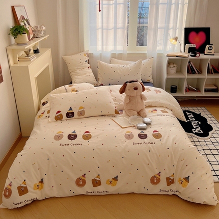 91家纺网 家纺一手货源 找家纺 六巷胡同 2024新款ins元气卡通风40支全棉13372面料四件套 曲奇饼干仔