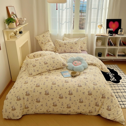 91家纺网 家纺一手货源 找家纺 六巷胡同 2024新款ins元气卡通风40支全棉13372面料四件套 摇木马的咪兔