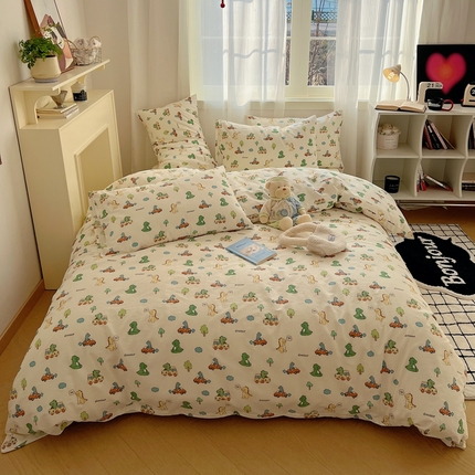 91家纺网 家纺一手货源 找家纺 六巷胡同 2024新款ins元气卡通风40支全棉13372面料四件套 恐龙的车车