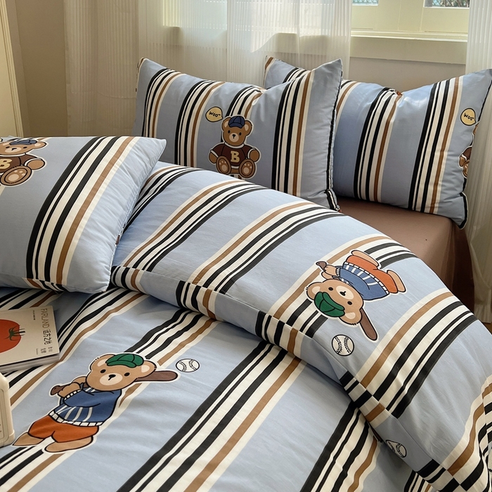 91家纺网 家纺一手货源 找家纺 六巷胡同 2024新款ins元气卡通风40支全棉13372面料四件套 棒球抱抱熊