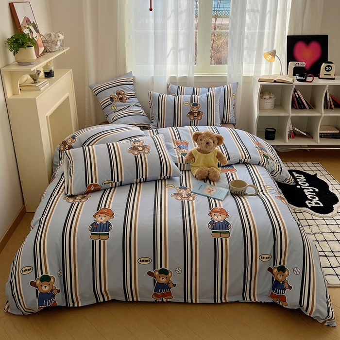 91家纺网 家纺一手货源 找家纺 六巷胡同 2024新款ins元气卡通风40支全棉13372面料四件套 棒球抱抱熊