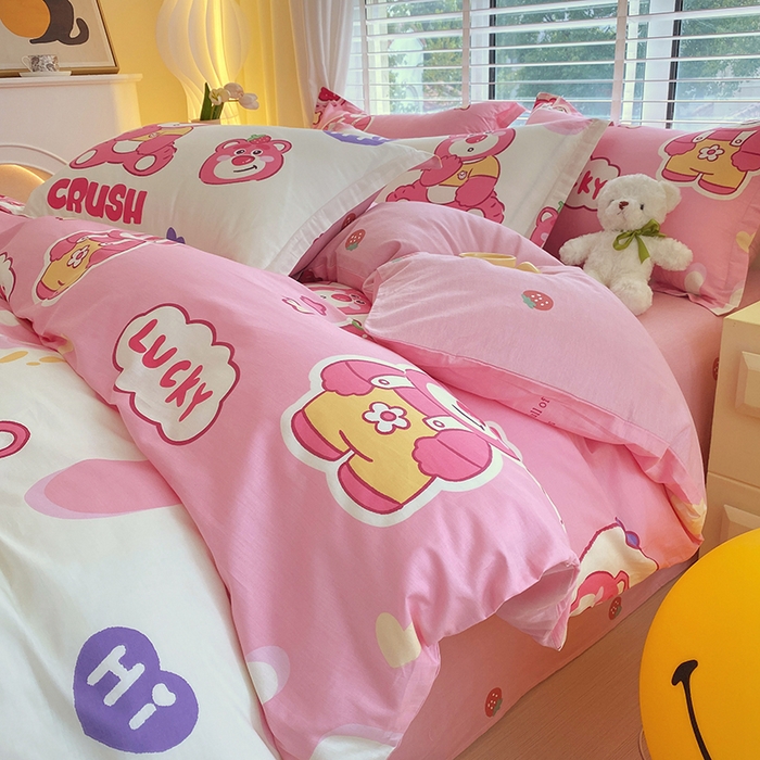 91家纺网 家纺一手货源 找家纺 拾物记 2024新款A类喷气全棉12868卡通印花四件套 草莓熊宝0