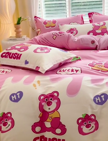 91家纺网 家纺一手货源 找家纺 拾物记 2024新款A类喷气全棉12868卡通印花四件套 草莓熊宝0