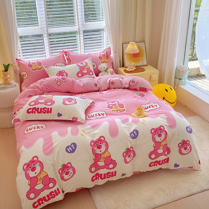 91家纺网 家纺一手货源 找家纺 拾物记 2024新款A类喷气全棉12868卡通印花四件套 草莓熊宝0