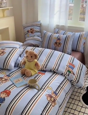 91家纺网 家纺一手货源 找家纺 六巷胡同 2024新款ins元气卡通风40支全棉13372面料四件套 棒球抱抱熊