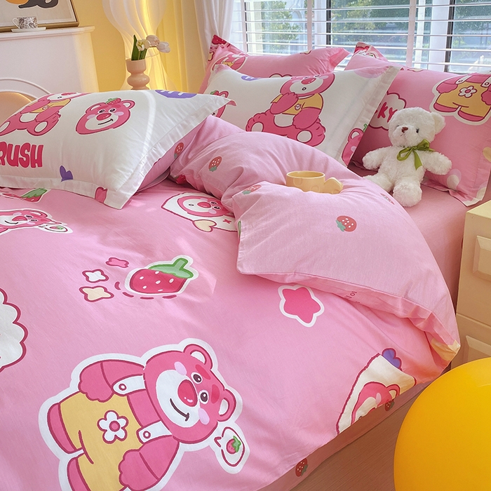 91家纺网 家纺一手货源 找家纺 拾物记 2024新款A类喷气全棉12868卡通印花四件套 草莓熊宝0