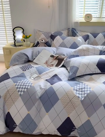 91家纺网 家纺一手货源 找家纺 拾物记 2024新款A类喷气全棉12868卡通印花四件套 卡斯图-蓝