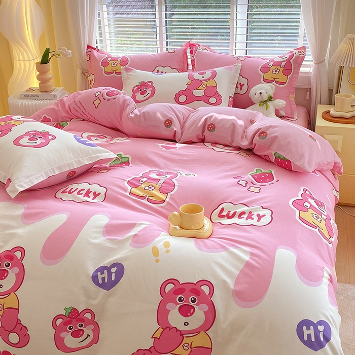 91家纺网 家纺一手货源 找家纺 拾物记 2024新款A类喷气全棉12868卡通印花四件套 草莓熊宝0