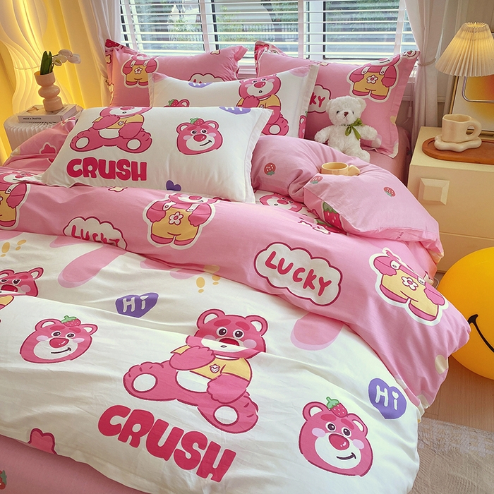 91家纺网 家纺一手货源 找家纺 拾物记 2024新款A类喷气全棉12868卡通印花四件套 草莓熊宝0