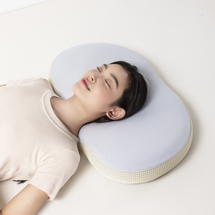 91家纺网 家纺一手货源 找家纺 （总）麦肯锡 2024新款零压力慢回弹记忆棉云朵枕-模特图