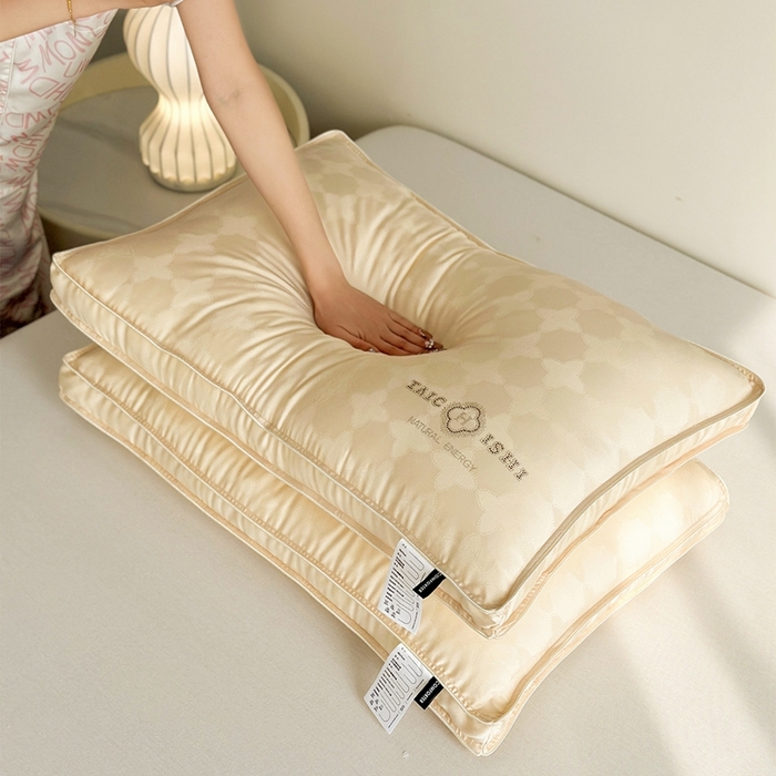 91家纺网 家纺一手货源 找家纺 元元被芯 2024新款60s天丝超柔贡缎提花羽丝枕 金色-风格一