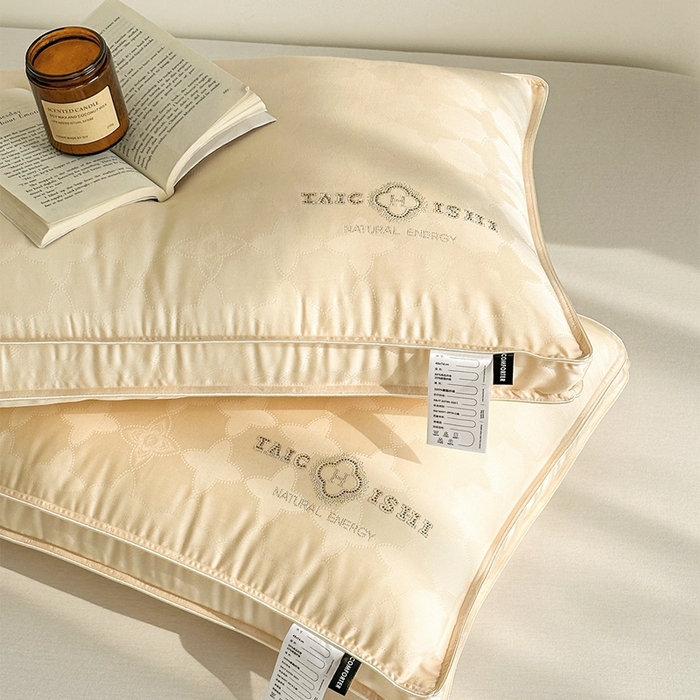 91家纺网 家纺一手货源 找家纺 元元被芯 2024新款60s天丝超柔贡缎提花羽丝枕 金色-风格一