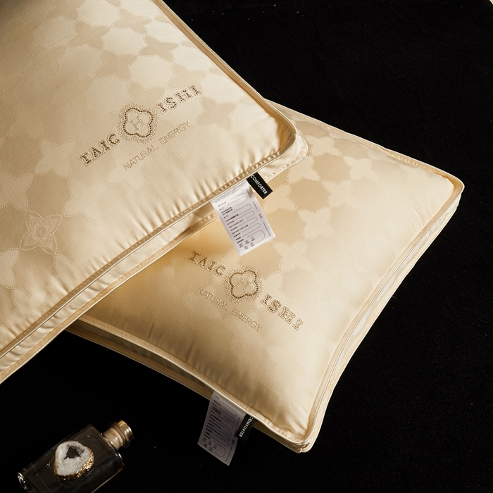 91家纺网 家纺一手货源 找家纺 元元被芯 2024新款60s天丝超柔贡缎提花羽丝枕 金色-风格二