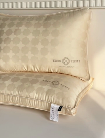 91家纺网 家纺一手货源 找家纺 元元被芯 2024新款60s天丝超柔贡缎提花羽丝枕 金色-风格一