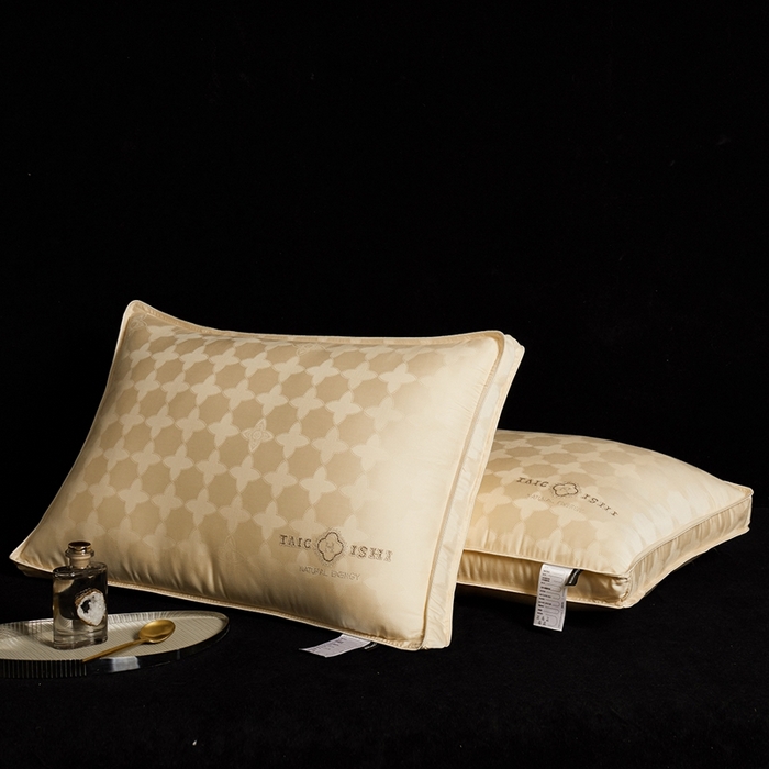 91家纺网 家纺一手货源 找家纺 元元被芯 2024新款60s天丝超柔贡缎提花羽丝枕 金色-风格二