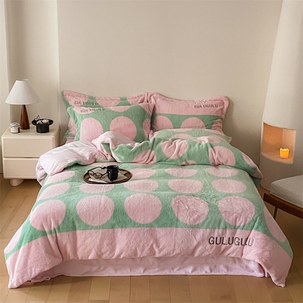 91家纺网 家纺一手货源 找家纺 名品优仓 2024新款兔毛绒牛奶绒绣花四件套 兔绒波尔-卡点圆