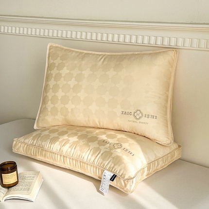 91家纺网 家纺一手货源 找家纺 元元被芯 2024新款60s天丝超柔贡缎提花羽丝枕 金色-风格一