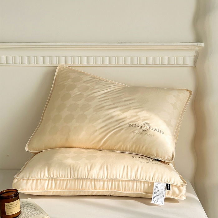 91家纺网 家纺一手货源 找家纺 元元被芯 2024新款60s天丝超柔贡缎提花羽丝枕 金色-风格一