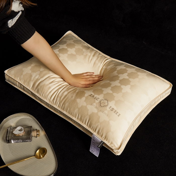 91家纺网 家纺一手货源 找家纺 元元被芯 2024新款60s天丝超柔贡缎提花羽丝枕 金色-风格二