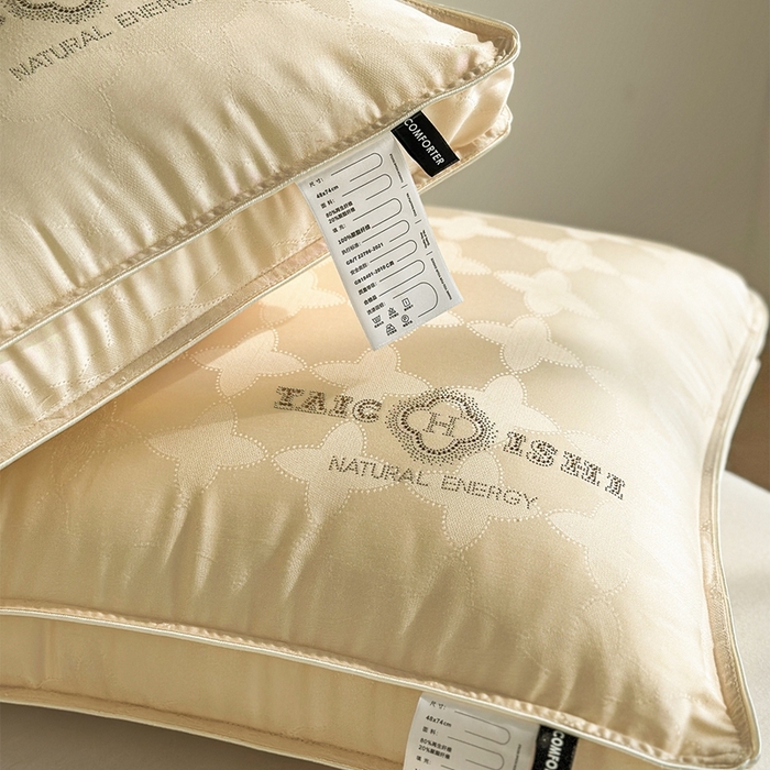 91家纺网 家纺一手货源 找家纺 元元被芯 2024新款60s天丝超柔贡缎提花羽丝枕 金色-风格一