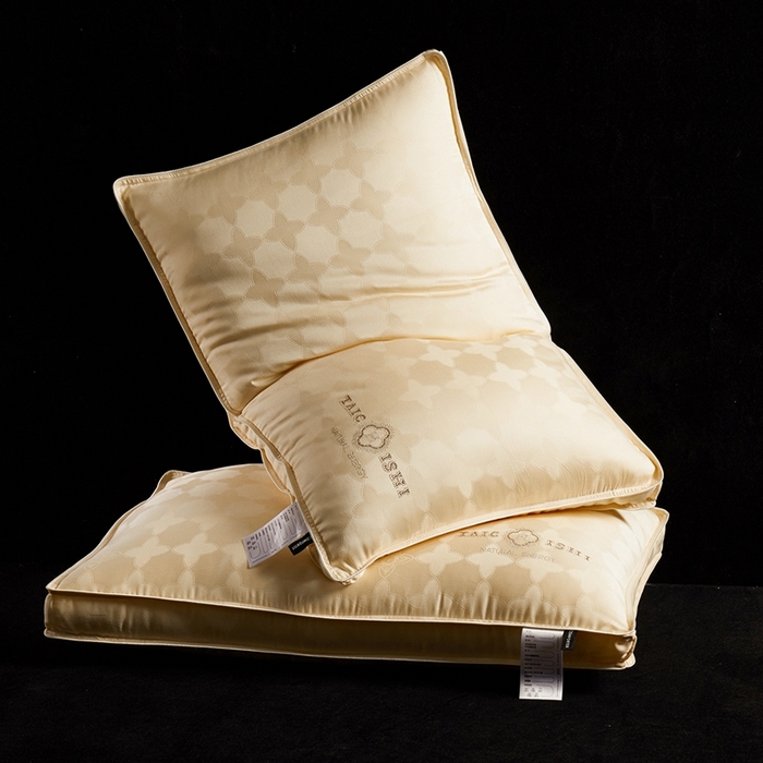 91家纺网 家纺一手货源 找家纺 元元被芯 2024新款60s天丝超柔贡缎提花羽丝枕 金色-风格二