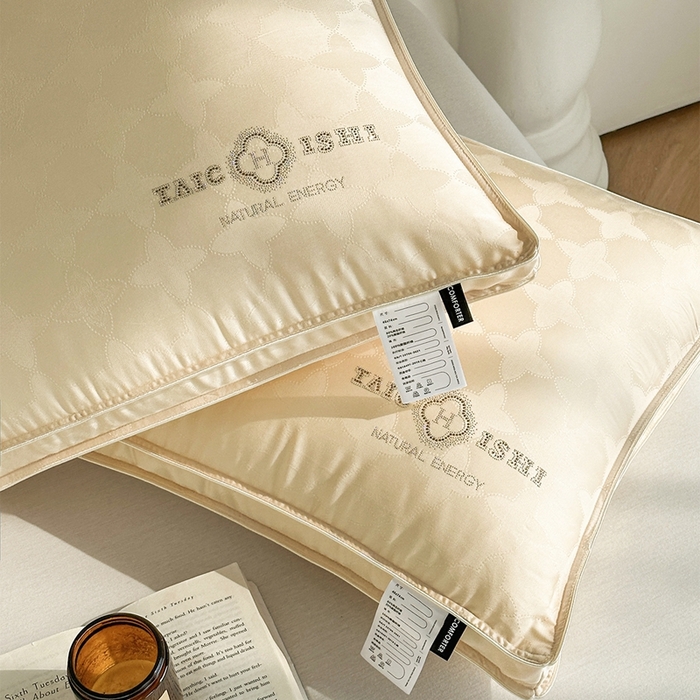 91家纺网 家纺一手货源 找家纺 元元被芯 2024新款60s天丝超柔贡缎提花羽丝枕 金色-风格一