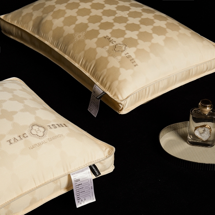 91家纺网 家纺一手货源 找家纺 元元被芯 2024新款60s天丝超柔贡缎提花羽丝枕 金色-风格二