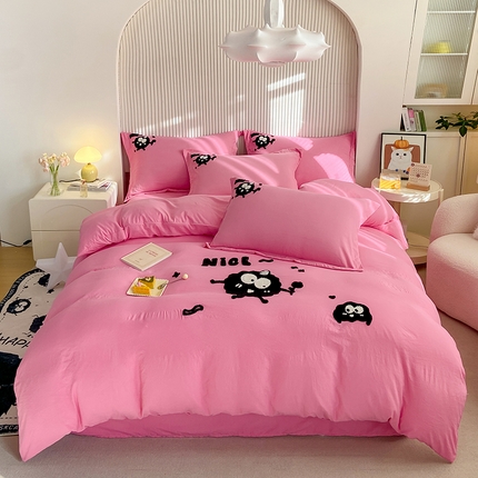 91家纺网 家纺一手货源 找家纺 芷凡家纺 2024新款云朵棉毛巾绣四件套-小怪兽 小怪兽-玫红