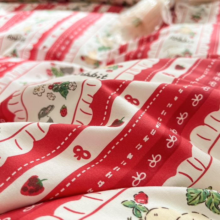 91家纺网 家纺一手货源 找家纺 曼之夏 2024新款13372全棉印花四件套 草莓兔兔