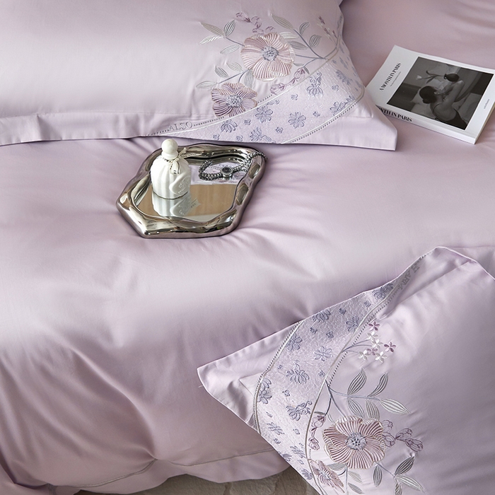 91家纺网 家纺一手货源 找家纺 宏羽纺 2023新款高支高密全棉绣花四件套--花间意境 海葵紫