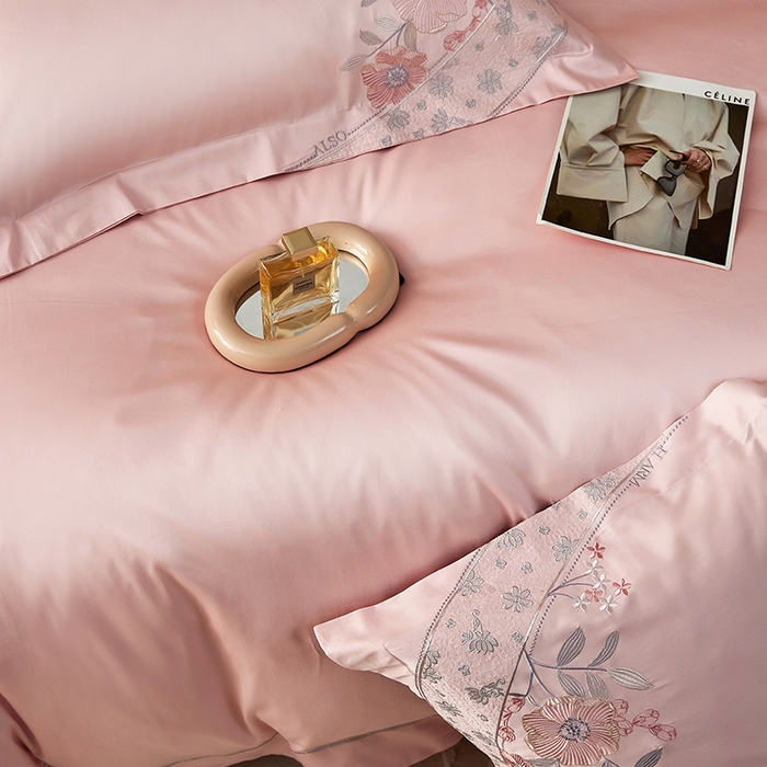 91家纺网 家纺一手货源 找家纺 宏羽纺 2023新款高支高密全棉绣花四件套--花间意境 美男粉