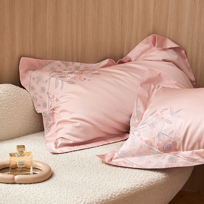 91家纺网 家纺一手货源 找家纺 宏羽纺 2023新款高支高密全棉绣花四件套--花间意境 美男粉