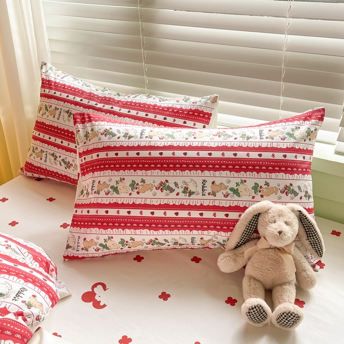 91家纺网 家纺一手货源 找家纺 曼之夏 2024新款13372全棉印花四件套 草莓兔兔