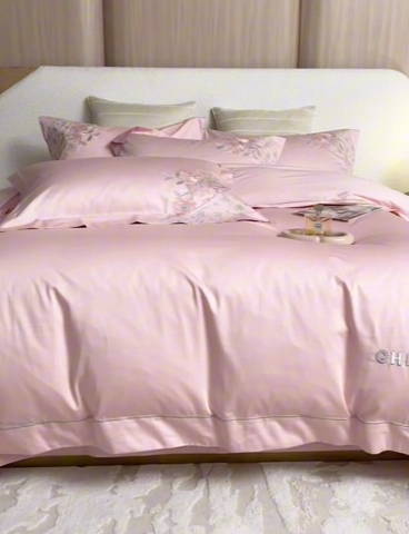 91家纺网 家纺一手货源 找家纺 宏羽纺 2023新款高支高密全棉绣花四件套--花间意境 美男粉