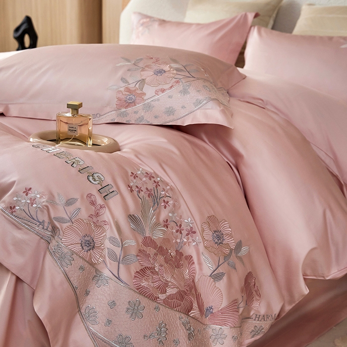 91家纺网 家纺一手货源 找家纺 宏羽纺 2023新款高支高密全棉绣花四件套--花间意境 美男粉